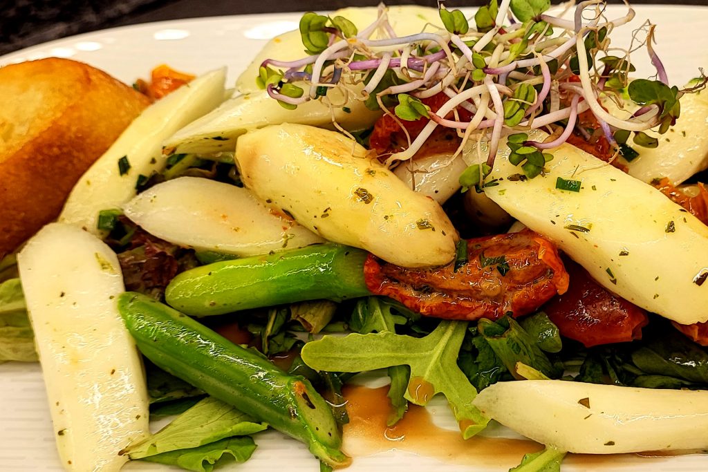 Spargel mit Antipasti