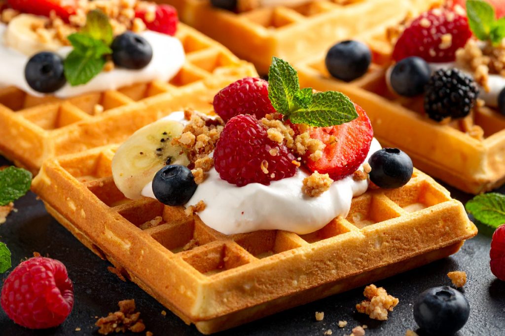 frische Belgische Waffeln mit Früchten und Schlagsahne